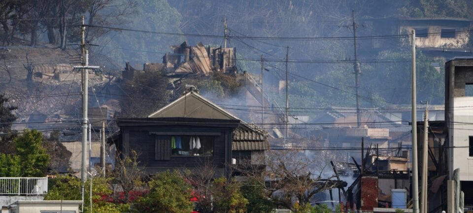 Incêndio de grandes proporções mata um morador e consome mais de 170 edifícios no sudoeste do Japão 2 ocrente 1763554585