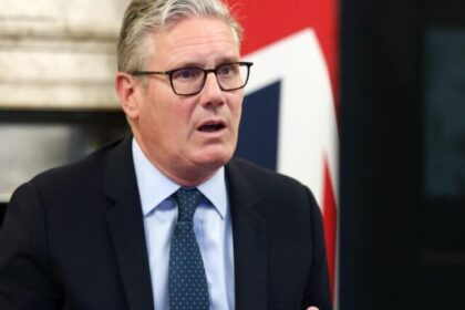 Navio russo Yantar é vigiado pela Marinha britânica após apontar laser contra pilotos perto da Escócia 14 ocrente 1763562704