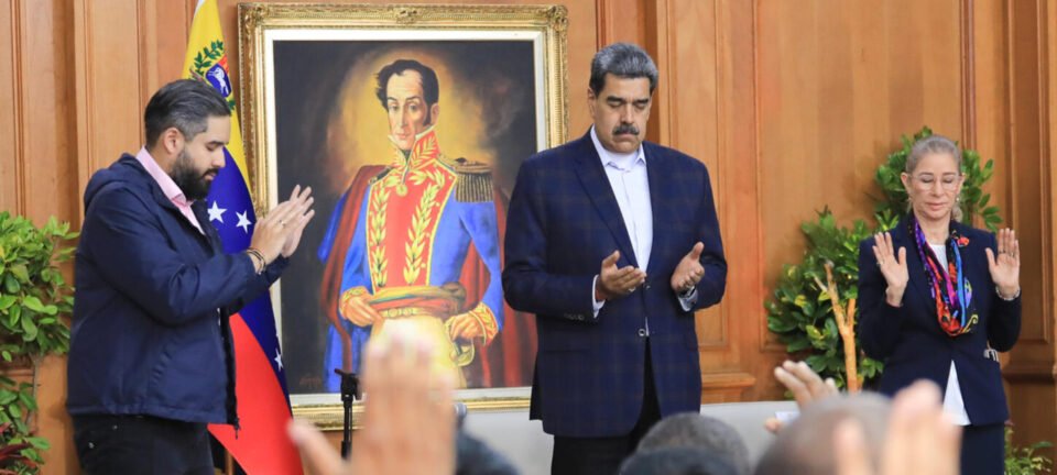 Sob pressão dos EUA, Maduro convoca líderes evangélicos e declara Miraflores “altar de Deus” 2 ocrente 1763598729