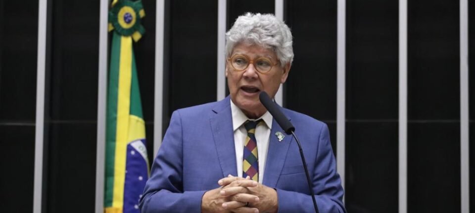Deputado propõe incluir “Amor” no lema da bandeira e reapresenta projeto no Congresso 2 ocrente 1763604099