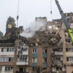 Ataque russo deixa 26 mortos e 22 desaparecidos em Ternopil; EUA discutem acordo de paz que cede parte do Donbass à Rússia 4 ocrente 1763645691