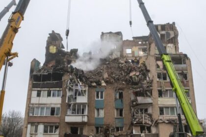 Ataque russo deixa 26 mortos e 22 desaparecidos em Ternopil; EUA discutem acordo de paz que cede parte do Donbass à Rússia 6 ocrente 1763645691
