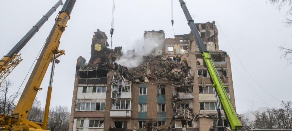Ataque russo deixa 26 mortos e 22 desaparecidos em Ternopil; EUA discutem acordo de paz que cede parte do Donbass à Rússia 2 ocrente 1763645691