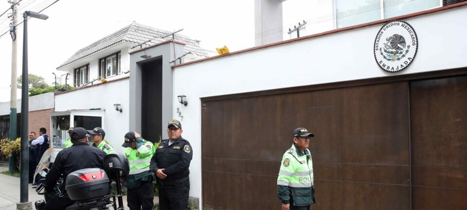 Justiça peruana decreta cinco meses de prisão para ex-premiê Betssy Chávez, abrigada na embaixada do México 2 ocrente 1763748260