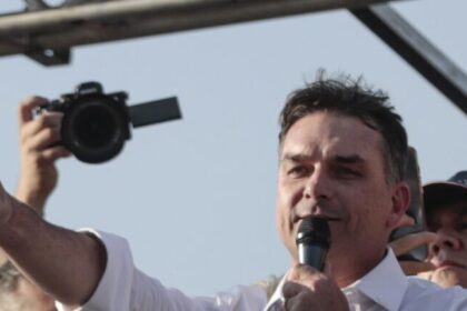 Flávio Bolsonaro convoca vigília de oração em frente ao condomínio do pai neste sábado 12 ocrente 1763770026