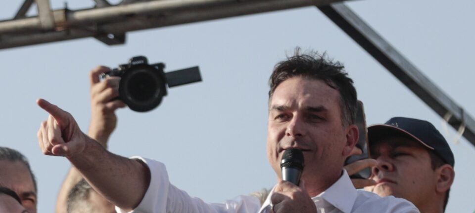 Flávio Bolsonaro convoca vigília de oração em frente ao condomínio do pai neste sábado 2 ocrente 1763770026
