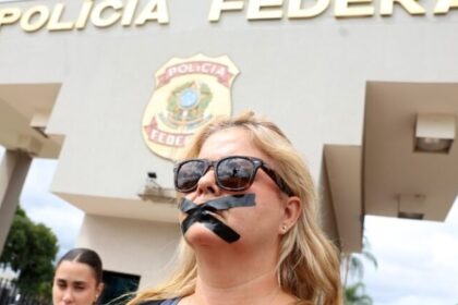 Manifestantes se reúnem em frente à PF em Brasília para contestar prisão preventiva de Bolsonaro 12 ocrente 1763831311