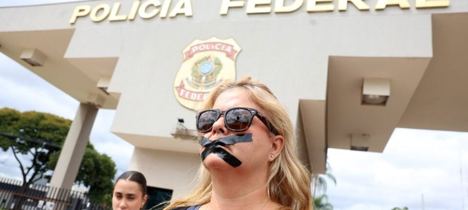 Manifestantes se reúnem em frente à PF em Brasília para contestar prisão preventiva de Bolsonaro 2 ocrente 1763831311