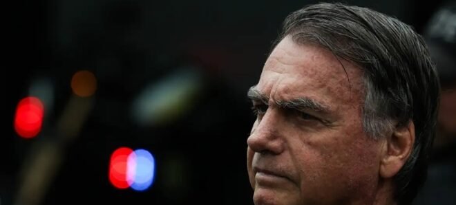 Saúde frágil de Bolsonaro vira foco após prisão; Moraes nega domiciliar humanitária 2 ocrente 1763842821