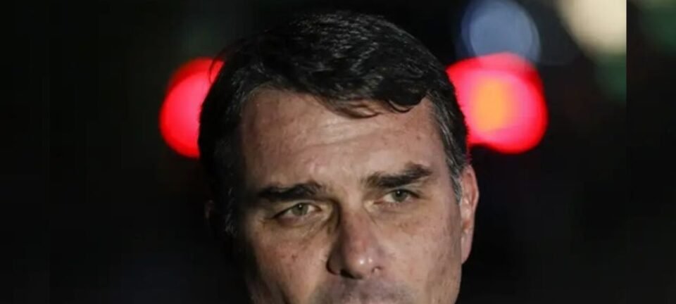 Flávio Bolsonaro diz que dano à tornozeleira do pai foi “explosão de revolta”, não tentativa de fuga 2 ocrente 1763911267