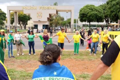 Bolsonaro permanece detido após audiência de custódia; apoiadores mantêm protesto em frente à PF 2 ocrente 1763914822