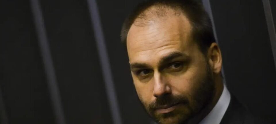 Eduardo Bolsonaro acusa Moraes de articular saída de Flávio da corrida presidencial de 2026 2 ocrente 1763919261