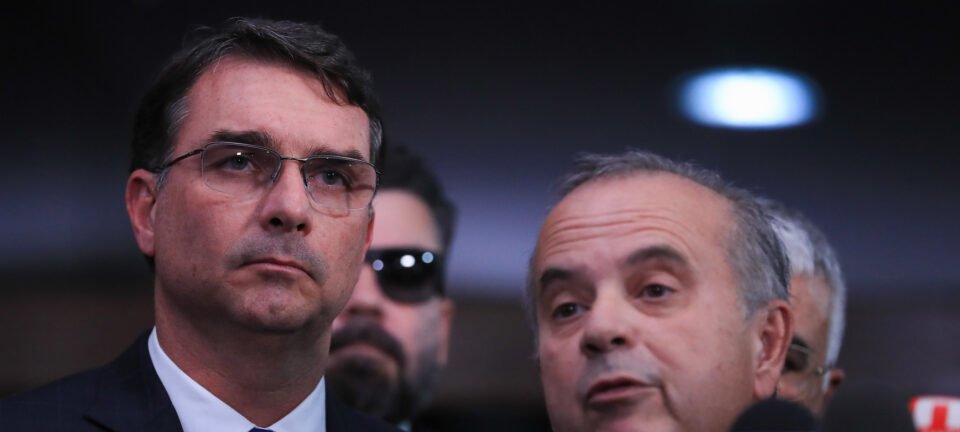 Flávio Bolsonaro diz que anistia é prioridade e ironiza “previsões” de Moraes 2 ocrente 1764027283