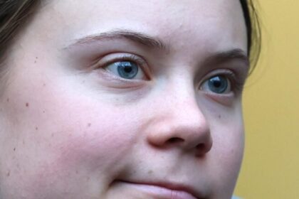 Greta Thunberg é multada e proibida de entrar em Veneza após tingir canal de verde 2 ocrente 1764085803