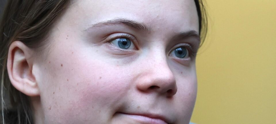 Greta Thunberg é multada e proibida de entrar em Veneza após tingir canal de verde 2 ocrente 1764085803