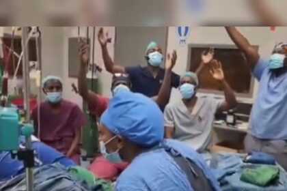 Equipe de neurocirurgiões canta hino de louvor após salvar adolescente em operação de alto risco na Zâmbia 18 ocrente 1764119092