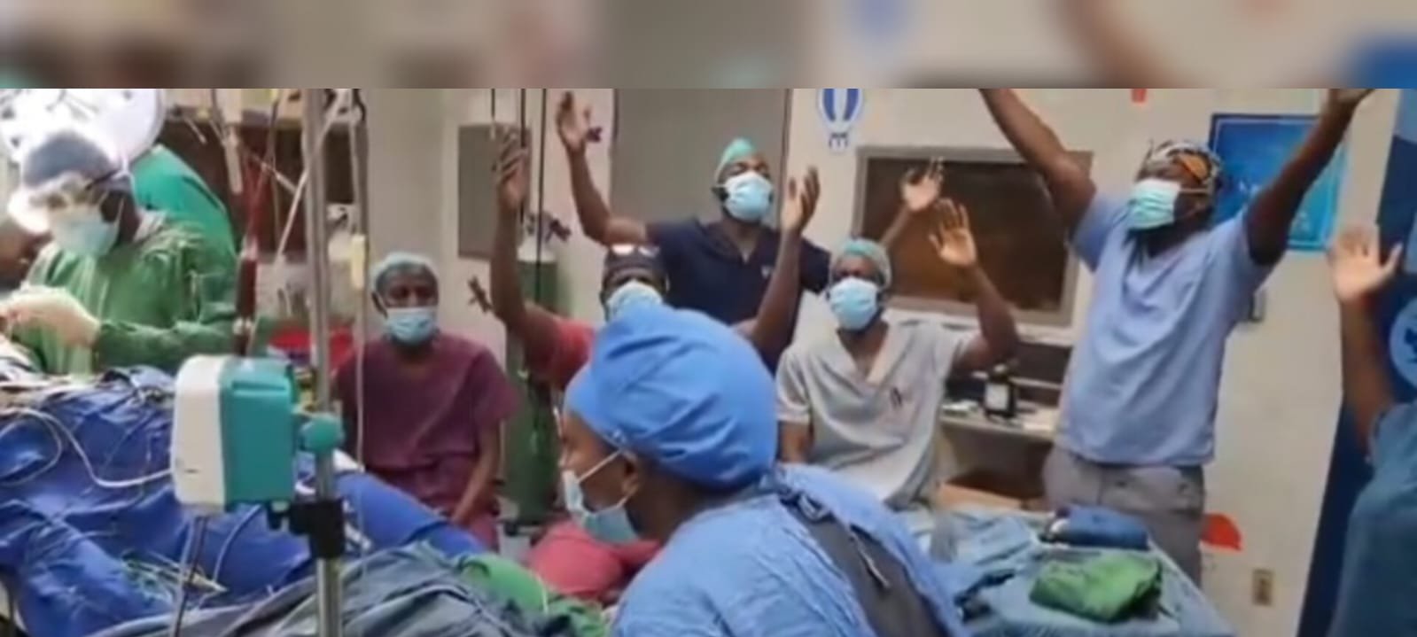 Equipe de neurocirurgiões canta hino de louvor após salvar adolescente em operação de alto risco na Zâmbia 2 ocrente 1764119092