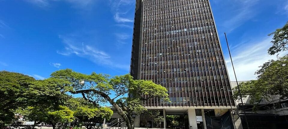 Irmão de Álvaro Uribe é condenado a 28 anos por envolvimento com grupo paramilitar na Colômbia 2 ocrente 1764129075