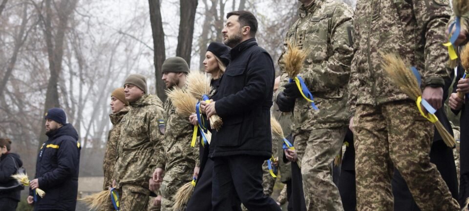 Zelensky pode viajar aos EUA nesta semana para concluir tratado de paz com a Rússia, afirma Kiev 2 ocrente 1764137245