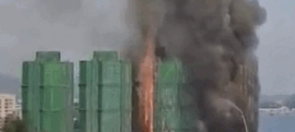 Incêndio em andaimes de complexo residencial deixa quatro mortos e oito feridos em Hong Kong 2 ocrente 1764158014