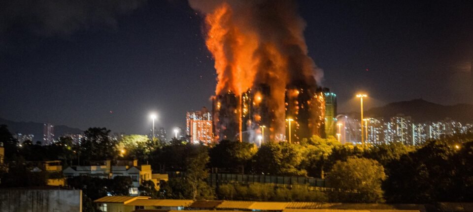 Incêndio em complexo residencial de Hong Kong deixa 36 mortos e centenas desaparecidas 2 ocrente 1764185822