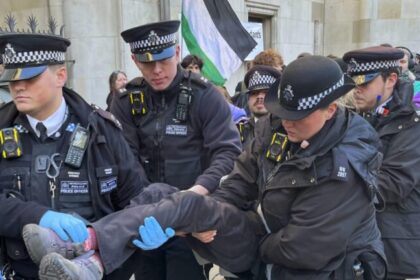 Polícia prende dezenas em manifestação pró-Palestina diante do Tribunal de Londres 8 ocrente 1764213733