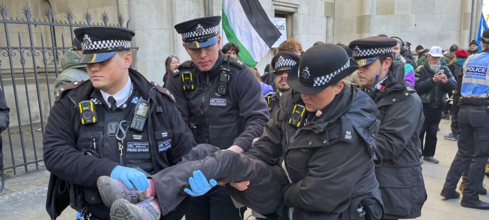 Polícia prende dezenas em manifestação pró-Palestina diante do Tribunal de Londres 2 ocrente 1764213733