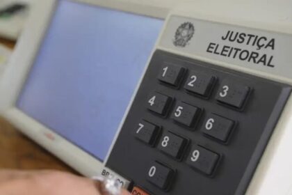 Ratinho Junior sai na frente, mas disputa pelo Senado no Paraná segue embolada, indica pesquisa 16 ocrente 1764276557