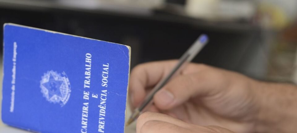 Desemprego recua a 5,4% em outubro e atinge menor nível histórico, mostra IBGE 2 ocrente 1764337856