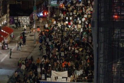 Confronto em Manhattan termina com prisão de manifestantes que tentaram impedir ação do ICE 18 ocrente 1764452180
