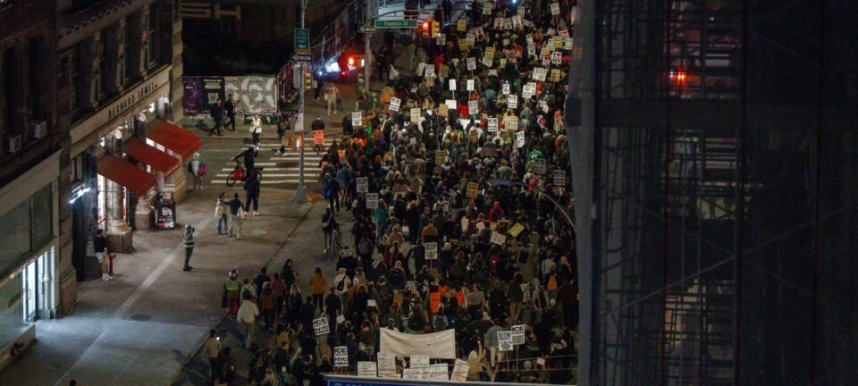 Confronto em Manhattan termina com prisão de manifestantes que tentaram impedir ação do ICE 2 ocrente 1764452180