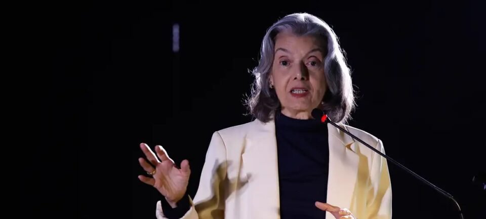 Cármen Lúcia diz que ditadura é “erva daninha” e que Constituição é a primeira vítima 2 ocrente 1764518816