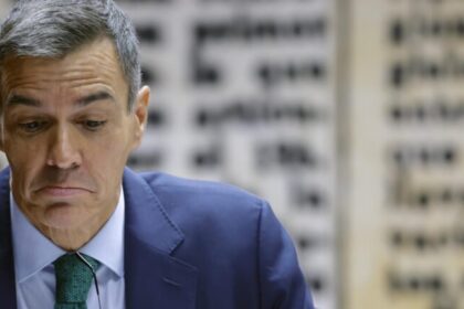 Protesto em Madri leva 80 mil às ruas contra governo Sánchez após prisão de ex-ministro 14 ocrente 1764520482