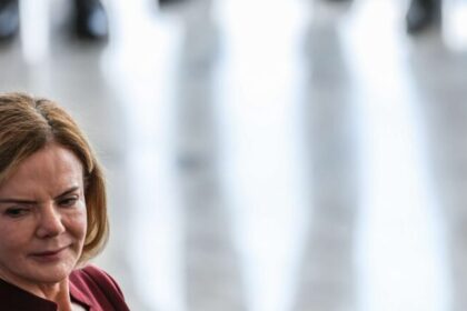 Gleisi diz que governo respeita Alcolumbre e nega “troca de cargos” em indicação ao STF 12 ocrente 1764558361