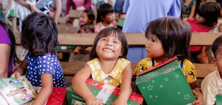 Franklin Graham planeja enviar 13 milhões de caixas de sapato com presentes a crianças em 130 países 2 ocrente 1764623061