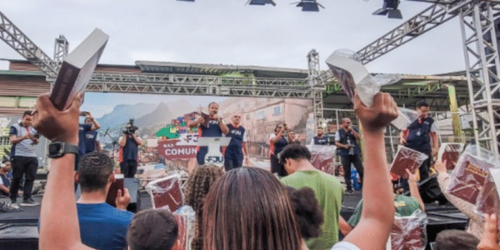 Universal entrega 2 mil Bíblias e apoio espiritual na Vila Cruzeiro, no Rio 2 ocrente 1764631234