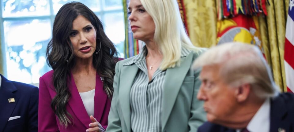 Secretária de Segurança pede a Trump veto total a viajantes de países acusados de enviar “assassinos” aos EUA 2 ocrente 1764679830