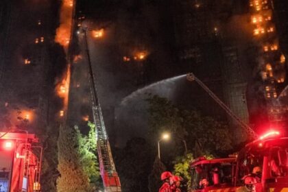 Jurista é detido em Hong Kong após cobrar transparência sobre incêndio com 156 mortos 2 ocrente 1764684512
