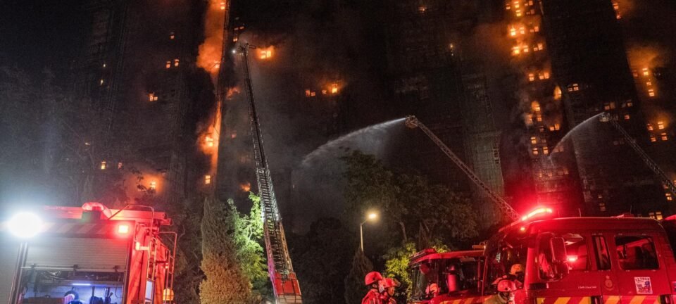 Jurista é detido em Hong Kong após cobrar transparência sobre incêndio com 156 mortos 2 ocrente 1764684512