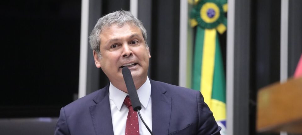 Lindbergh acusa Hugo Motta de permitir “bancada dos foragidos” e promete acionar STF 2 ocrente 1764716662