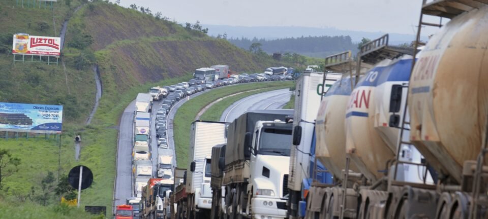 Caminhoneiros articulam paralisação nacional para quinta-feira, 4 de dezembro 2 ocrente 1764788765