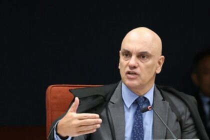 Moraes mantém regras da PF e veta visita de Carlos Bolsonaro ao pai no dia do aniversário 6 ocrente 1764846332