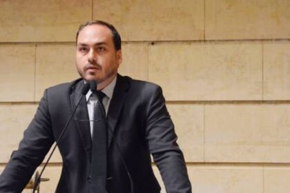 Moraes barra pedido de Carlos Bolsonaro para visitar o pai no dia do aniversário 16 ocrente 1764864639