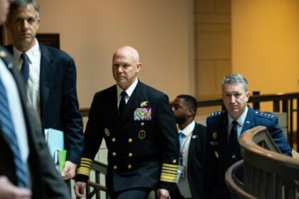 Almirante nega a parlamentares que secretário de Guerra de Trump tenha ordenado “matar todos” 12 ocrente 1764877836