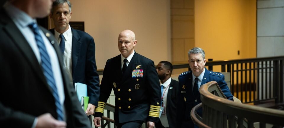 Almirante nega a parlamentares que secretário de Guerra de Trump tenha ordenado “matar todos” 2 ocrente 1764877836