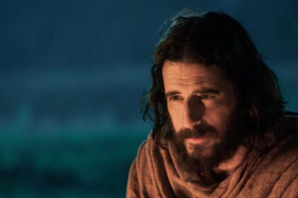 Protagonista de “The Chosen” relata conversão de ateus após assistirem à série 8 ocrente 1764927277