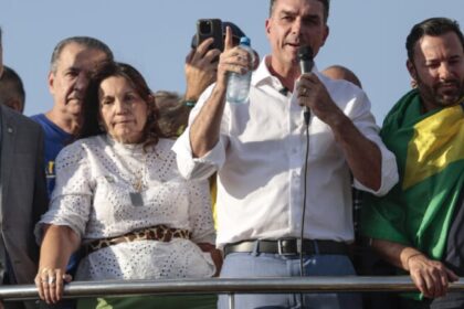 Bolsonaro sinaliza Flávio como nome para 2026 e agita mercado; dólar avança 8 ocrente 1764959659