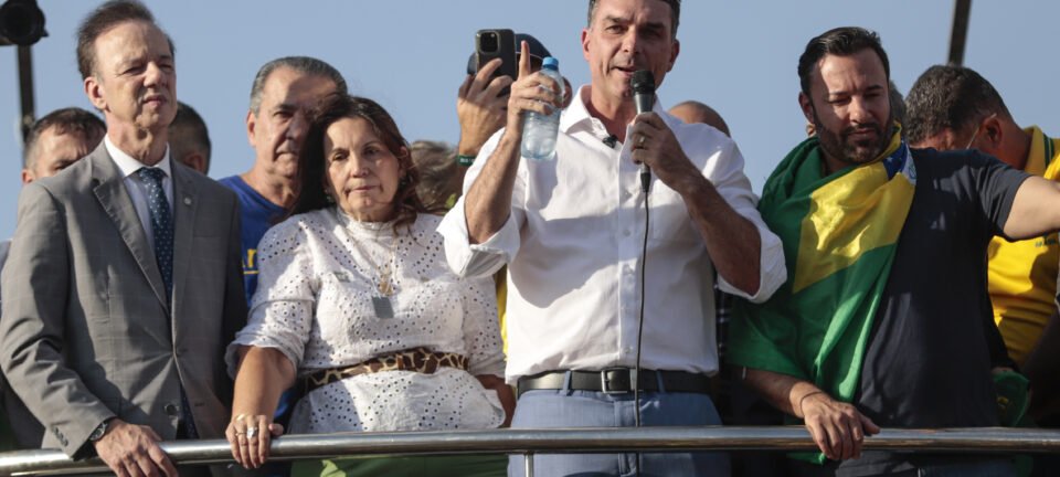 Bolsonaro sinaliza Flávio como nome para 2026 e agita mercado; dólar avança 2 ocrente 1764959659