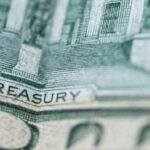 Dólar dispara 2,33% e fecha a R$ 5,43 após anúncio da candidatura de Flávio Bolsonaro 4 ocrente 1764969619