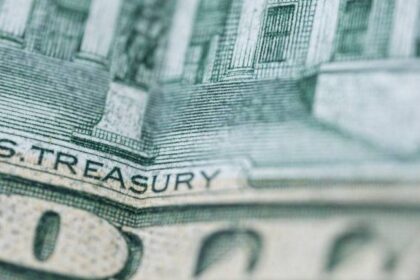 Dólar dispara 2,33% e fecha a R$ 5,43 após anúncio da candidatura de Flávio Bolsonaro 2 ocrente 1764969619